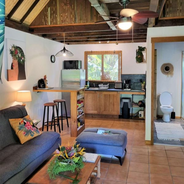 Salon Bungalow Auti - fare entre terre et mer à Moorea